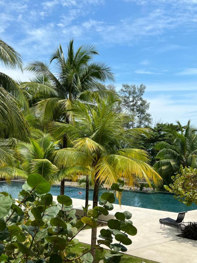 By The Sea Beachfront Designer Suites Penang - Managed By Art Of Tree Batu Feringgi Exterior foto